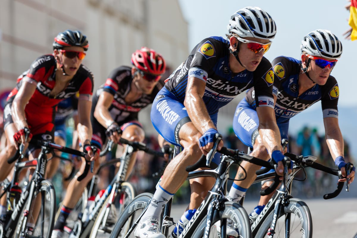 彩度彩票 — 篮球场地与运动剪影